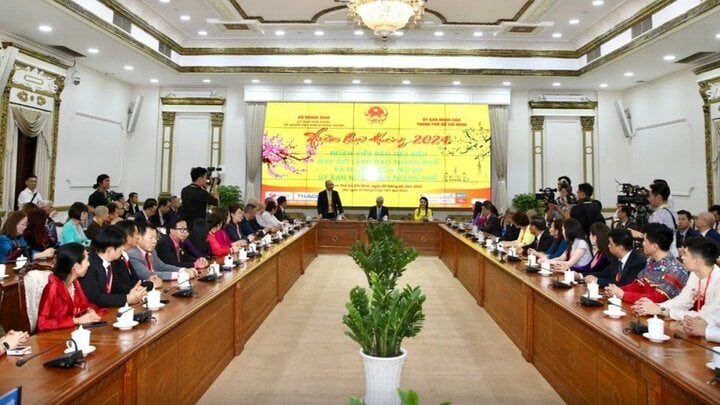 Vietnamitas en el extranjero asisten a una reunión con líderes del Comité Popular de Ciudad Ho Chi Minh.