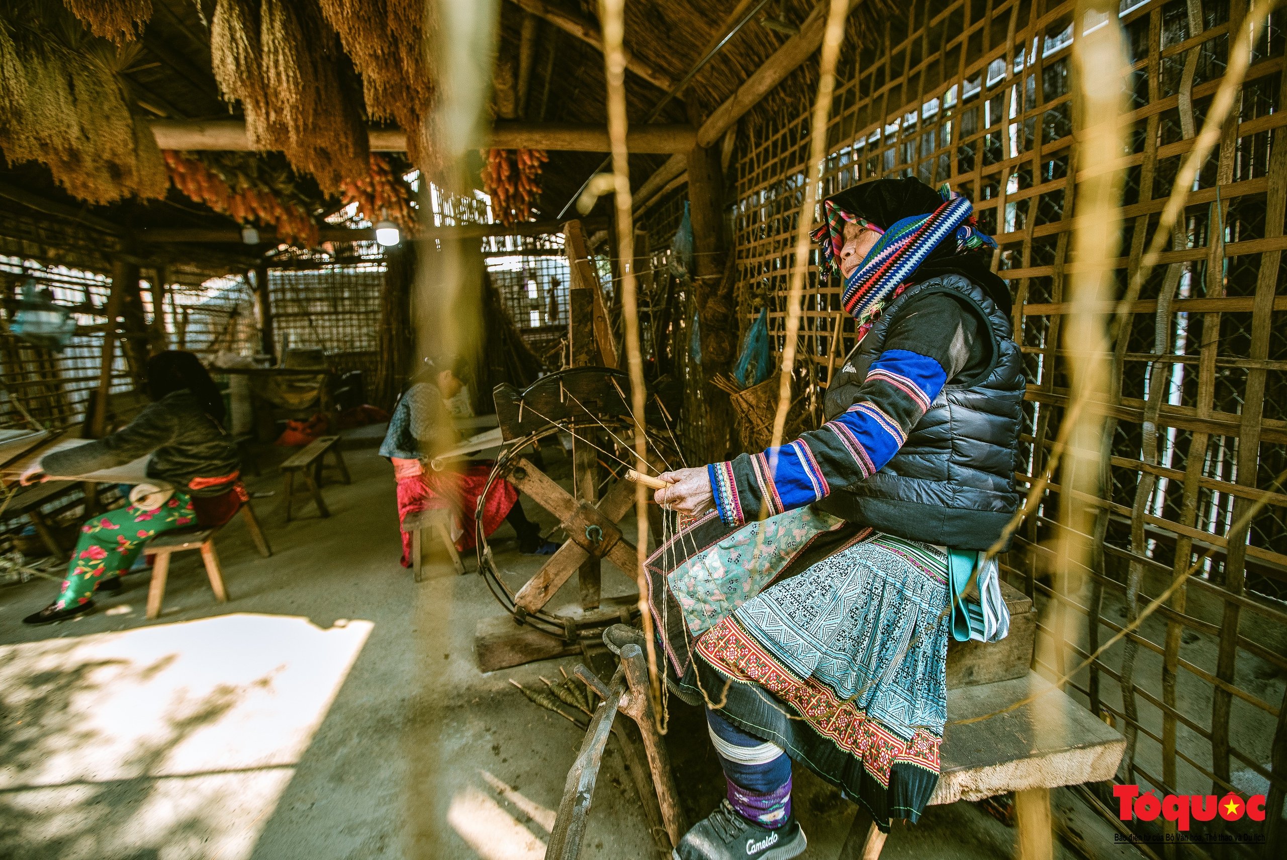 Làng dệt lanh Lùng Tám - Sắc màu rực rỡ nơi cao nguyên đá Hà Giang - Ảnh 1.