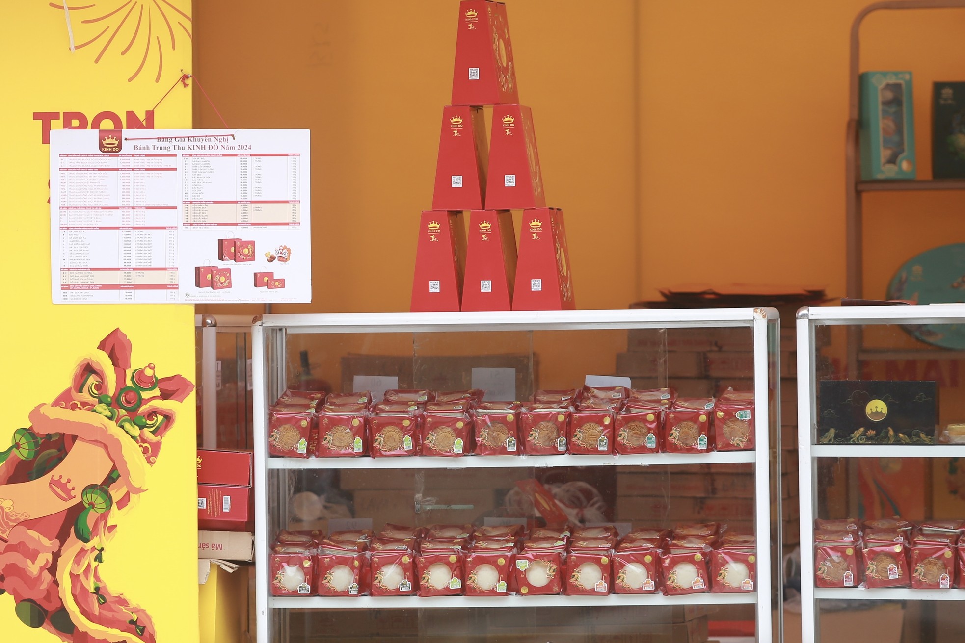 Los pasteles de luna 'salen a la calle' temprano, esperando a que los clientes los compren foto 15