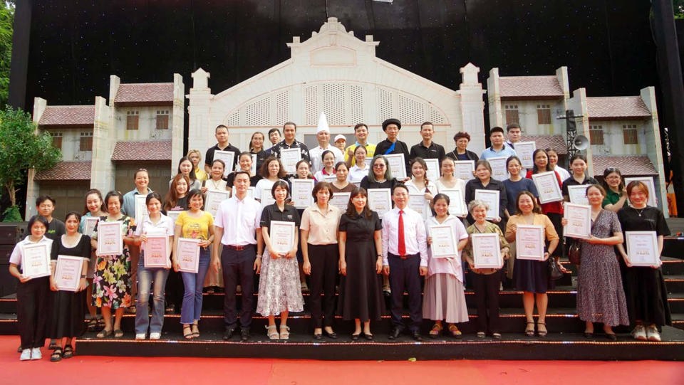 Vertreter des Tourismusministeriums von Hanoi verliehen den Ständen, die aktiv am Hanoi Tourism Gift Festival 2024 teilnahmen, Zertifikate. Foto: Hoai Nam