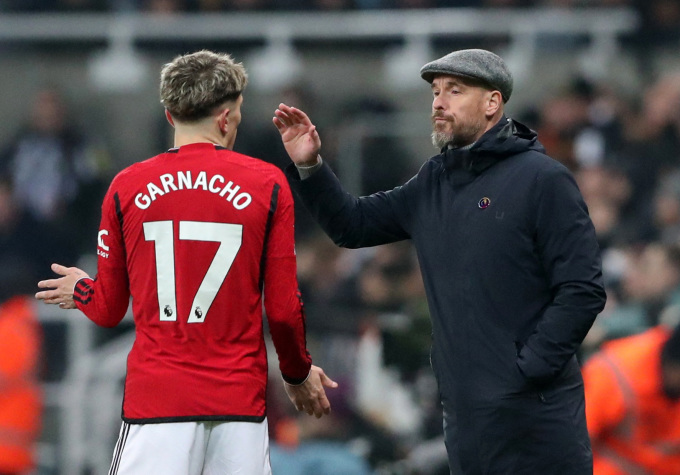 L'entraîneur Ten Hag s'entretient avec l'attaquant Garnacho lors de la défaite 0-1 de Man Utd contre Newcastle lors de la 14e journée de Premier League à St James Park le 2 décembre. Photo : Reuters