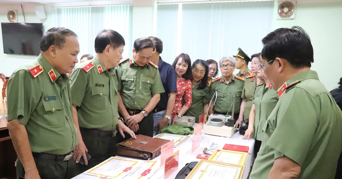 [Photo] Emotional reception of artifacts of police martyrs who died in terrorist attack in Cu Kuin district