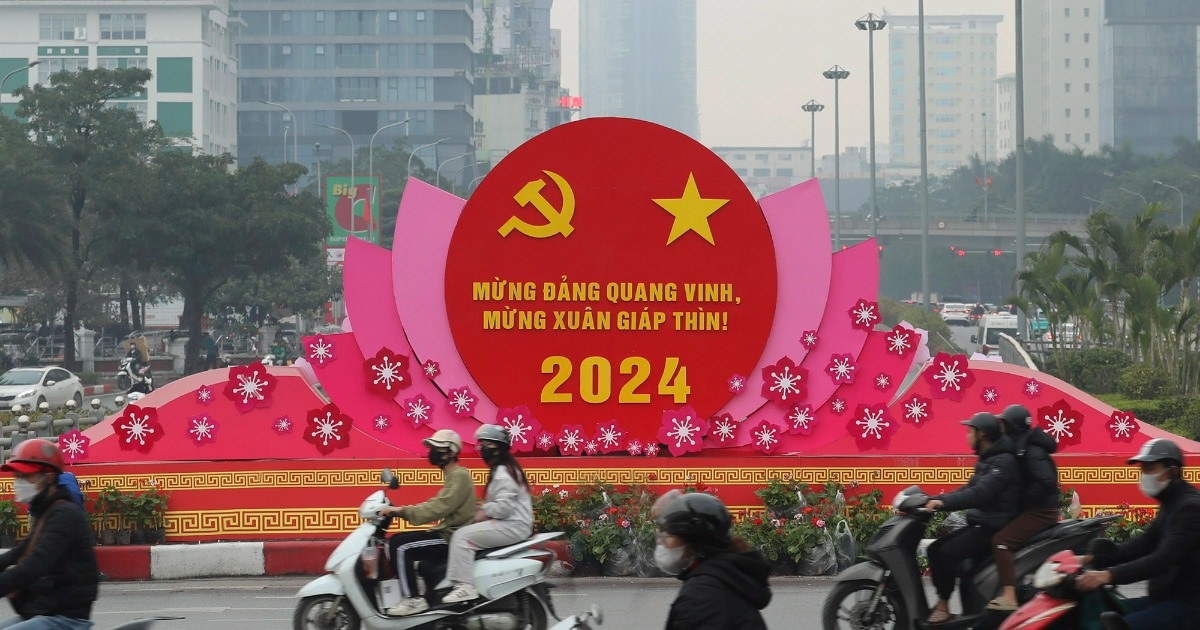 La capital, Hanoi, se ilumina con banderas y flores para celebrar el 94º aniversario de la fundación del Partido.