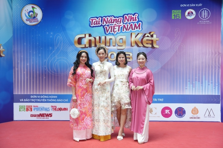 Admire the eye-catching traditional ao dai of journalist Duong Quynh Hoa - 2