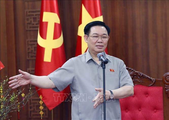 Le président de l'Assemblée nationale Vuong Dinh Hue travaille avec le Comité permanent du Comité provincial du Parti de Gia Lai