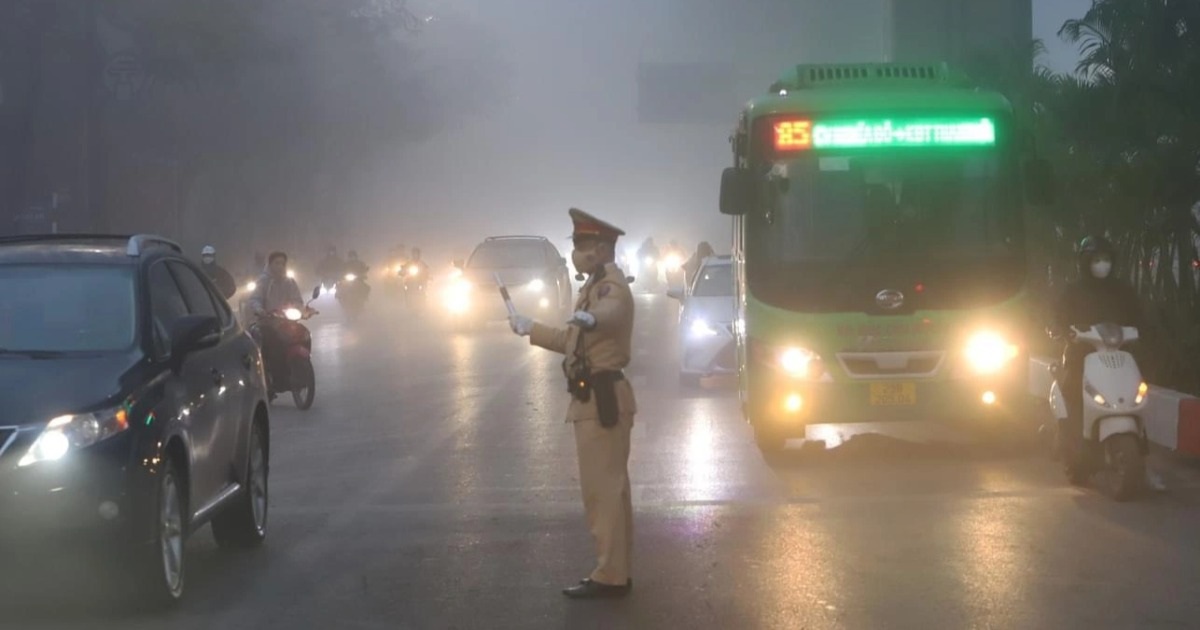 La police de la circulation de Hanoi conseille aux gens de circuler par temps brumeux