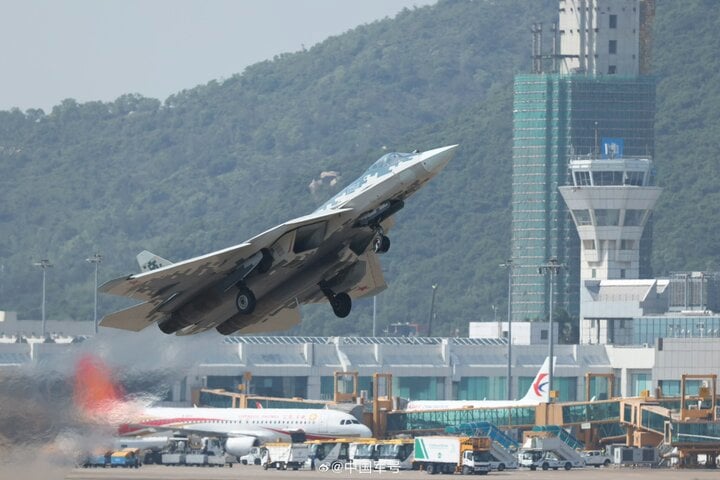 Tarnkappenjäger Su-57E im Einsatz in Zhuhai.