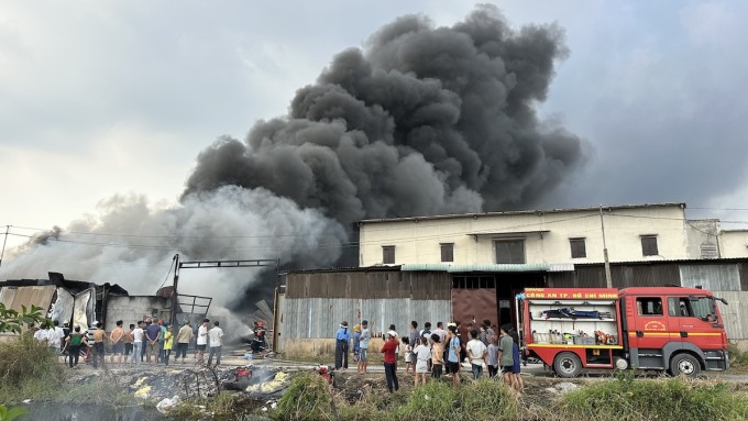 火事で多くの建物が焼け落ち、マットレス工場も倒壊した。写真: ディン・ヴァン