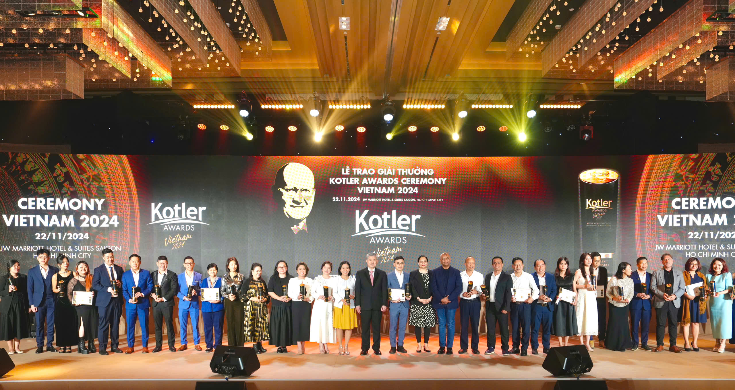 รางวัล Kotler Awards 2024 เป็นการยกย่องนักการตลาดธุรกิจ ผู้เชี่ยวชาญด้านการตลาด ผู้จัดการเชิงกลยุทธ์ และองค์กรที่มีผลงานโดดเด่น มีส่วนสนับสนุนการพัฒนาอย่างยั่งยืนและเสริมสร้างแบรนด์ระดับชาติของเวียดนาม