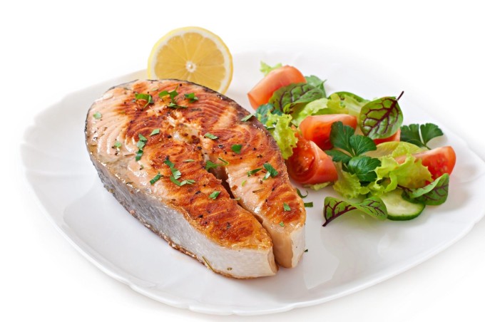 Lachs ist eines der guten Lebensmittel für Menschen mit Fettleber. Foto: Freepik