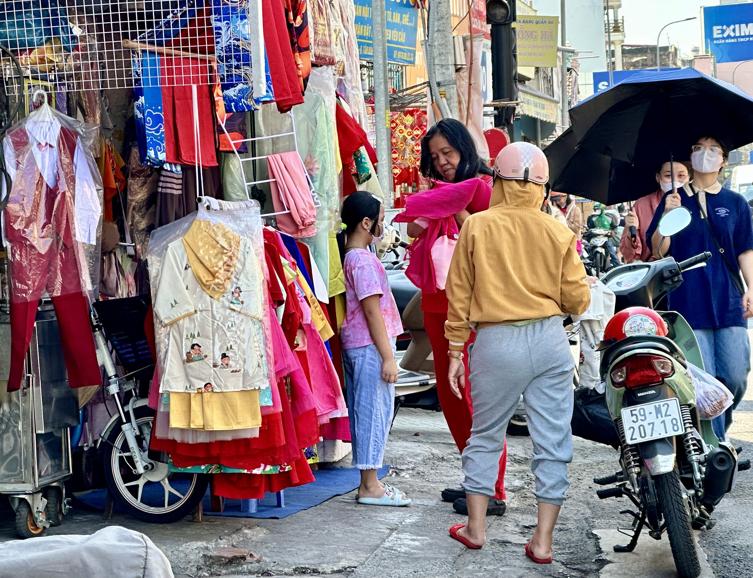 Ngược đời: Cận tết giỏ quà 'dội chợ', thời trang tràn xuống lề đường sale khủng- Ảnh 4.