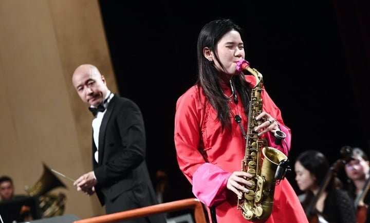 19-year-old saxophonist An Tran performs the song 