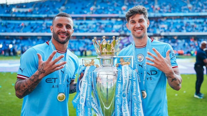 Kyle Walker (trái) và John Stones là hai thành viên Man City vô địch Ngoại hạng Anh năm lần trong sáu mùa gần nhất làm việc dưới trướng HLV Pep Guardiola. Ảnh: mancity.com