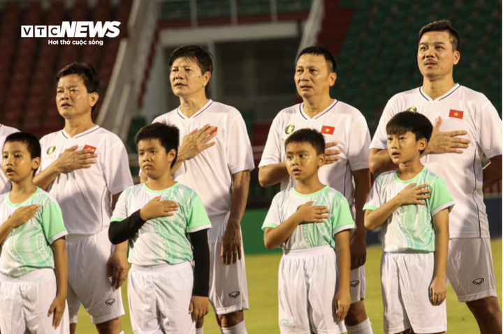 Nhu Thuan, Trieu Quang Ha, Huynh Quoc Cuong, Van Sy in the Golden Dragon team jersey. (Photo: Mai Linh)