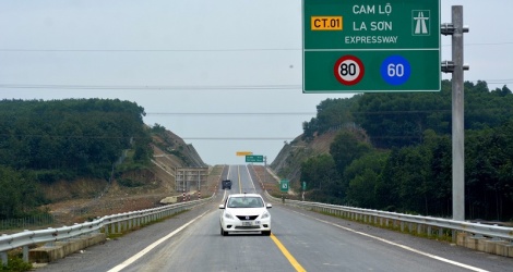 Inauguración del Hospital General Internacional de 1,5 billones de VND; 6.488 mil millones de dongs para ampliar la autopista Cam Lo