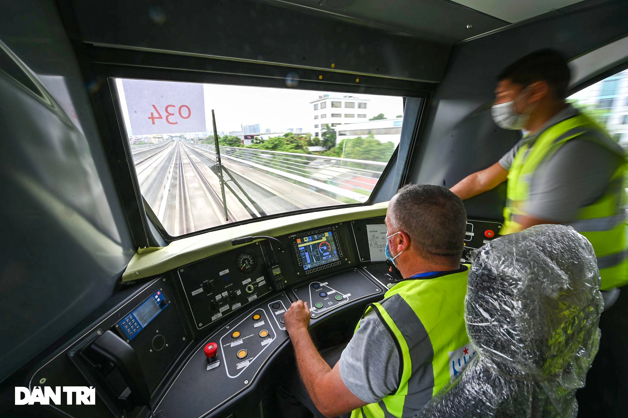 Train drivers learn safety control on the Nhon - Hanoi station line