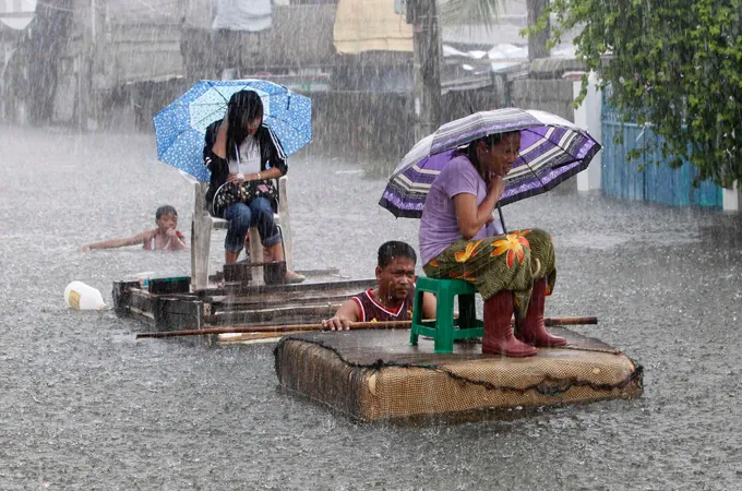 Người dân Philippines trong cơn bão Saola. Ảnh: Al Jazeera