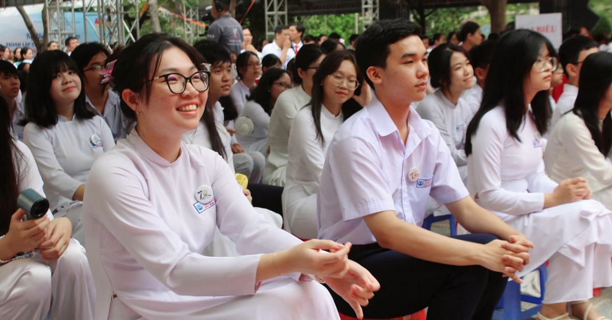 70th anniversary, Vung Tau High School received the Second Class Labor Medal for the second time