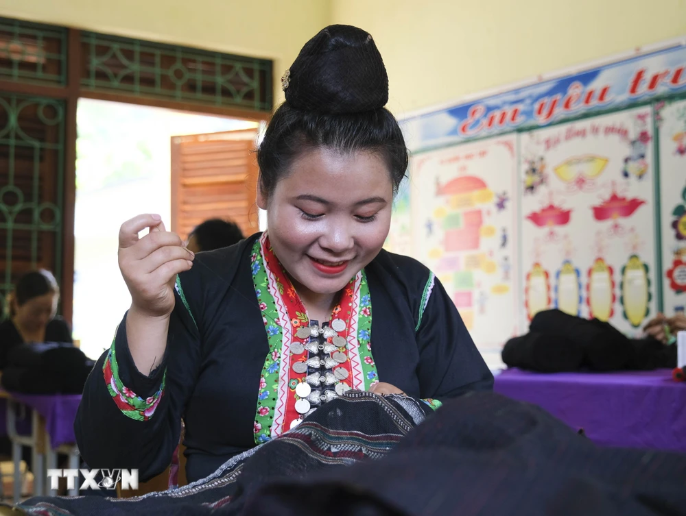 TTXVN_2305trangphucdantocCong8.jpg