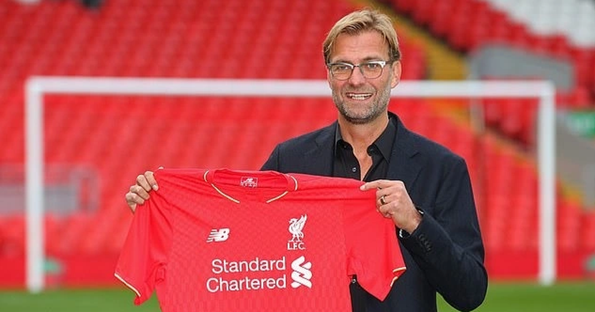 Cổ động viên Man Utd ăn mừng HLV Jurgen Klopp rời Liverpool