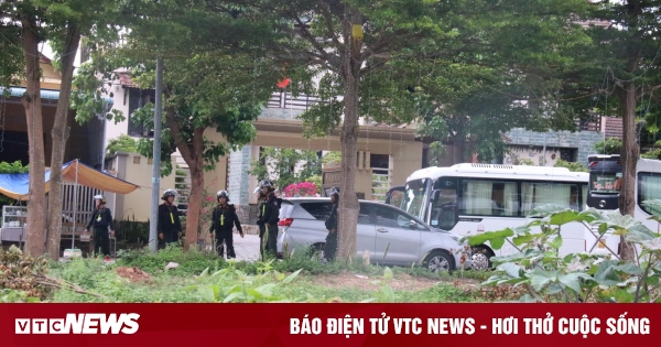 Searching the houses of the suspects in the case of smuggling 3 tons of gold in Quang Tri