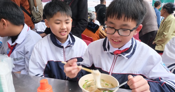 Pho artisan Van Cu, Nam Dinh cooks giant pot of pho