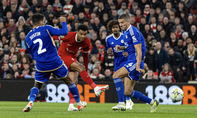 Cody Gakpo (red shirt) equalizes for Liverpool against Leicester at Anfield in the third round of the English League Cup on the evening of September 27, 2023. Photo: LFC