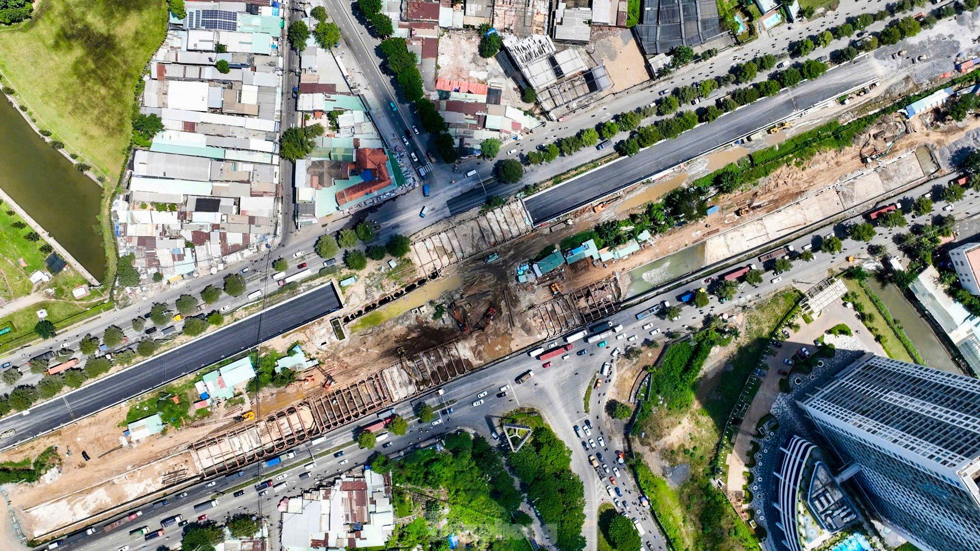 Revealing the underpass at the southern gateway intersection of Ho Chi Minh City photo 8