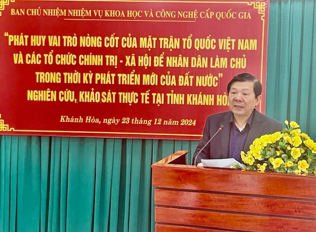 Mr. Nguyen Huu Dung, member of the Presidium, former Vice Chairman of the Central Committee of the Vietnam Fatherland Front, is speaking at the conference.