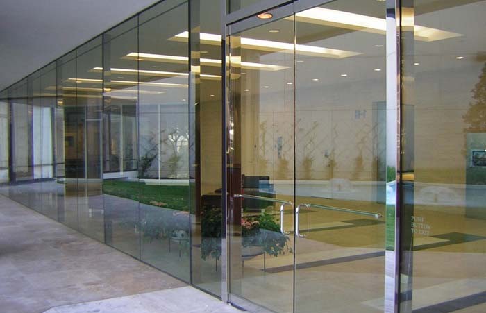 Những lưu ý từ Việt Phong khi thi công cửa kính cường lực