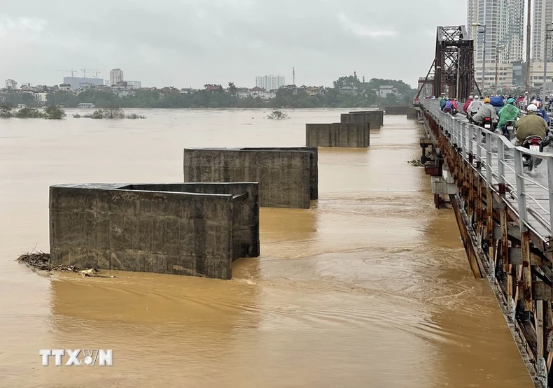 Die Überschwemmungen des Thao-Flusses überschreiten das historische Niveau, steigende Wasserstände des Roten Flusses wirken sich auf einige Gebiete in Hanoi aus, Foto 47