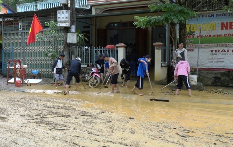 Người dân giúp nhau dọn dẹp nhà cửa, ổn định cuộc sống. 