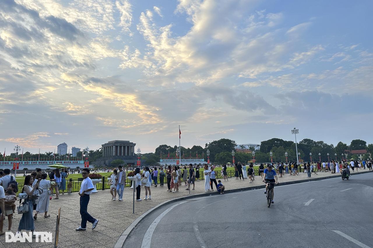 Deserted shopping streets, crowded entertainment spots in Hanoi during September 2nd holiday