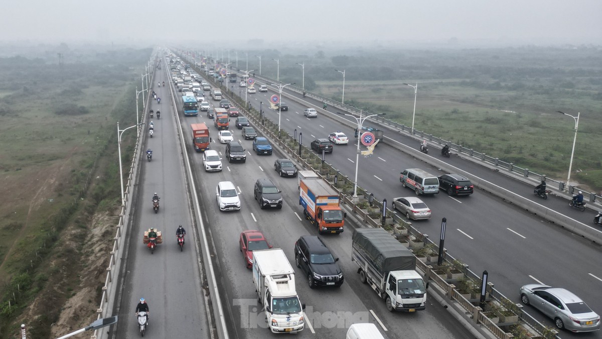 ヴィントゥイ橋は2台の車が衝突した事故により朝から正午まで渋滞した。写真6