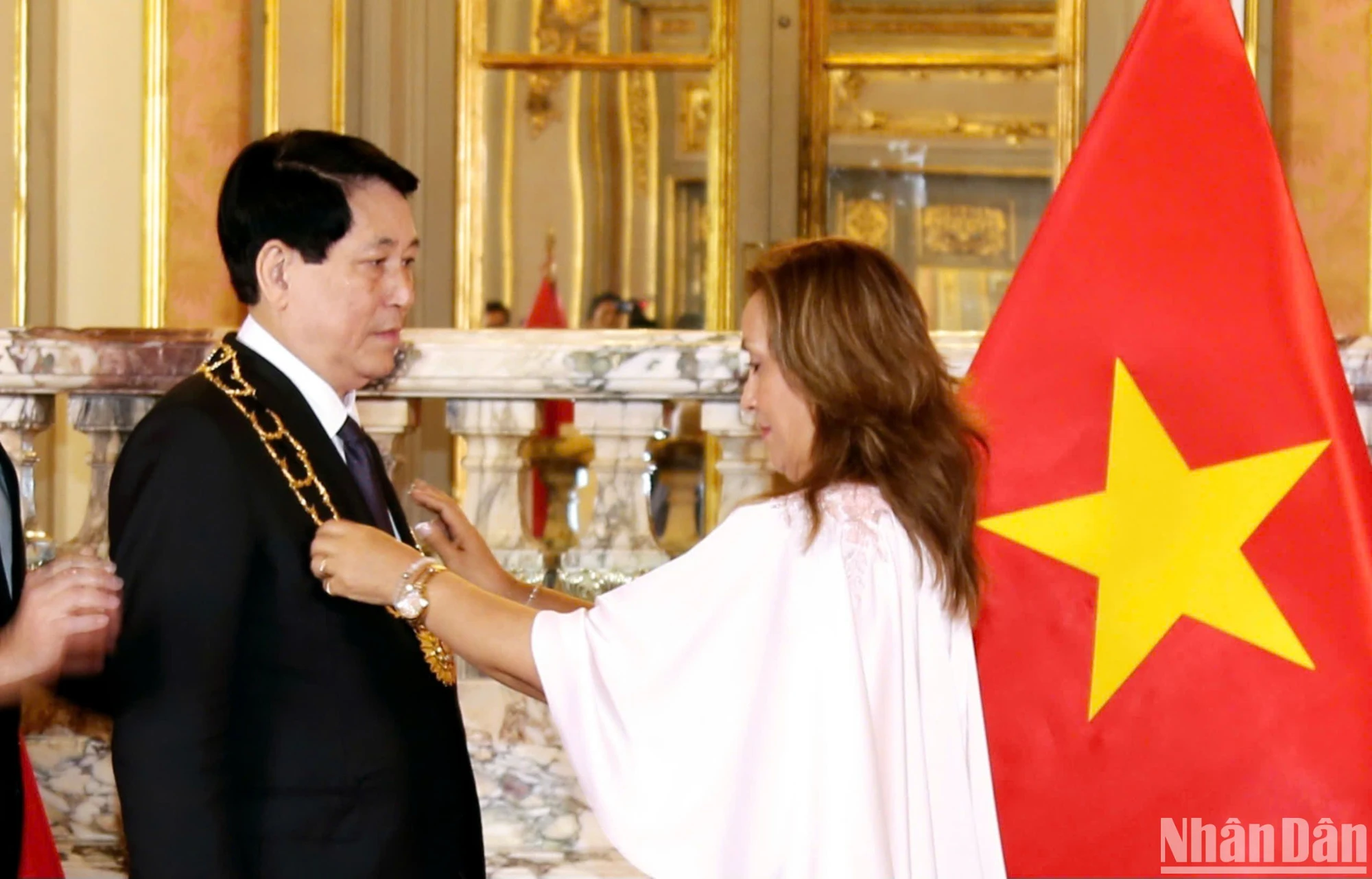 [Foto] Presidente del Perú condecora con la Gran Cruz de la Orden del Sol del Perú al Presidente Luong Cuong foto 1