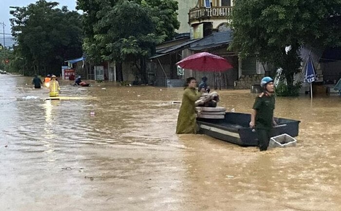 Viele Bergregionen von Nghe An wurden nach heftigen bis sehr heftigen Regenfällen überflutet. (Foto: Tran Loc)