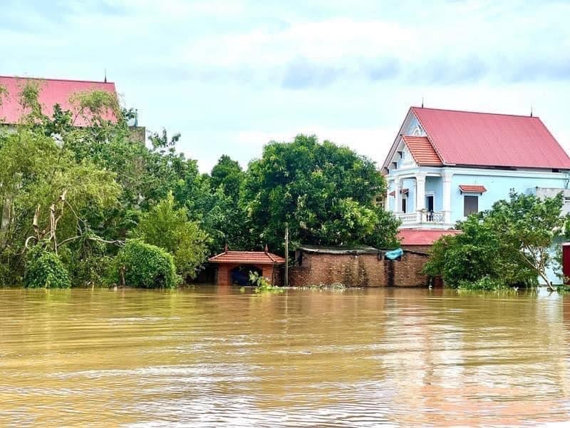 Một khu dân cư ven sông Cà Lồ tại xã Việt Long (huyện Sóc Sơn) bị ngập.