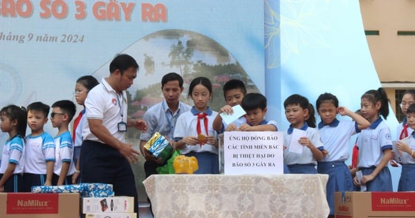 Ho Chi Minh City students bring piggy banks, noodles, and cakes to support flood victims in the North