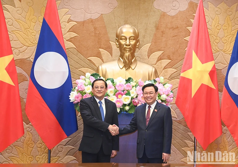 [Photo] Le président de l'Assemblée nationale Vuong Dinh Hue rencontre le Premier ministre laotien Sonexay Siphandone photo 5