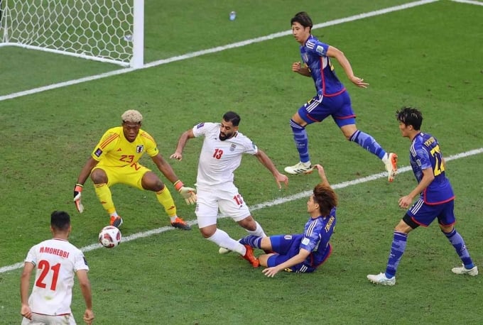 Ko Itakura fouled Hossein Kanani (No. 13) leading to a penalty at the end of the match where Japan lost 1-2 to Iran in the quarter-finals of the 2023 Asian Cup. Photo: Reuters