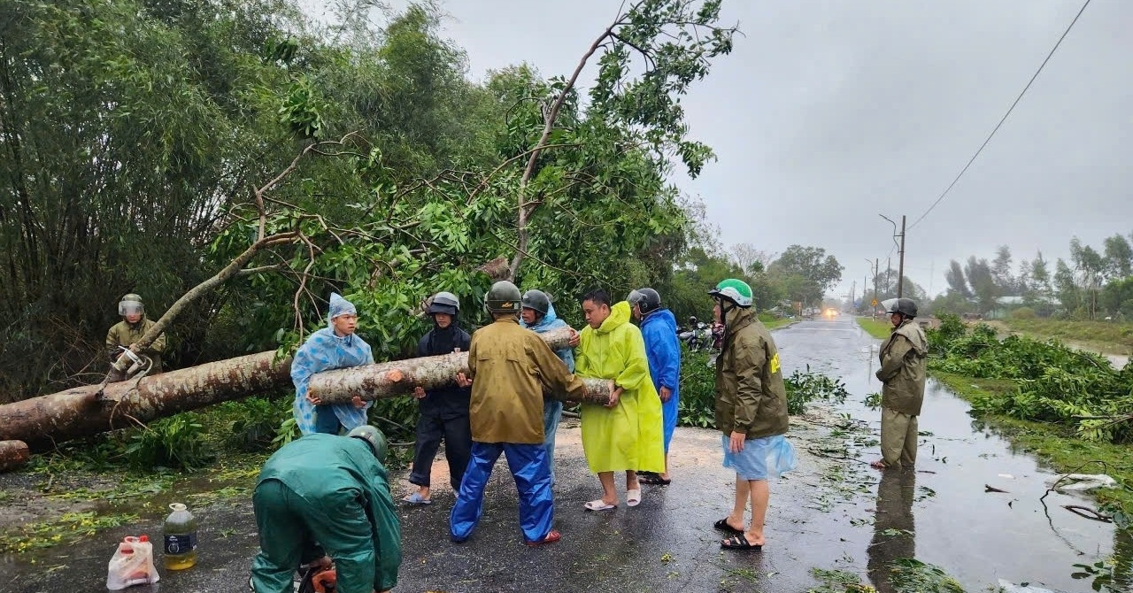 La tempête n°6 Tra Mi touche terre, de nombreux ménages de Thua Thien Hue sont coincés dans la forêt