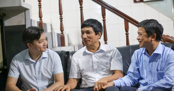 El secretario de la Unión Central de Jóvenes visitó y entregó regalos a una escuela secundaria en un distrito montañoso en Binh Dinh con motivo del 20 de noviembre.