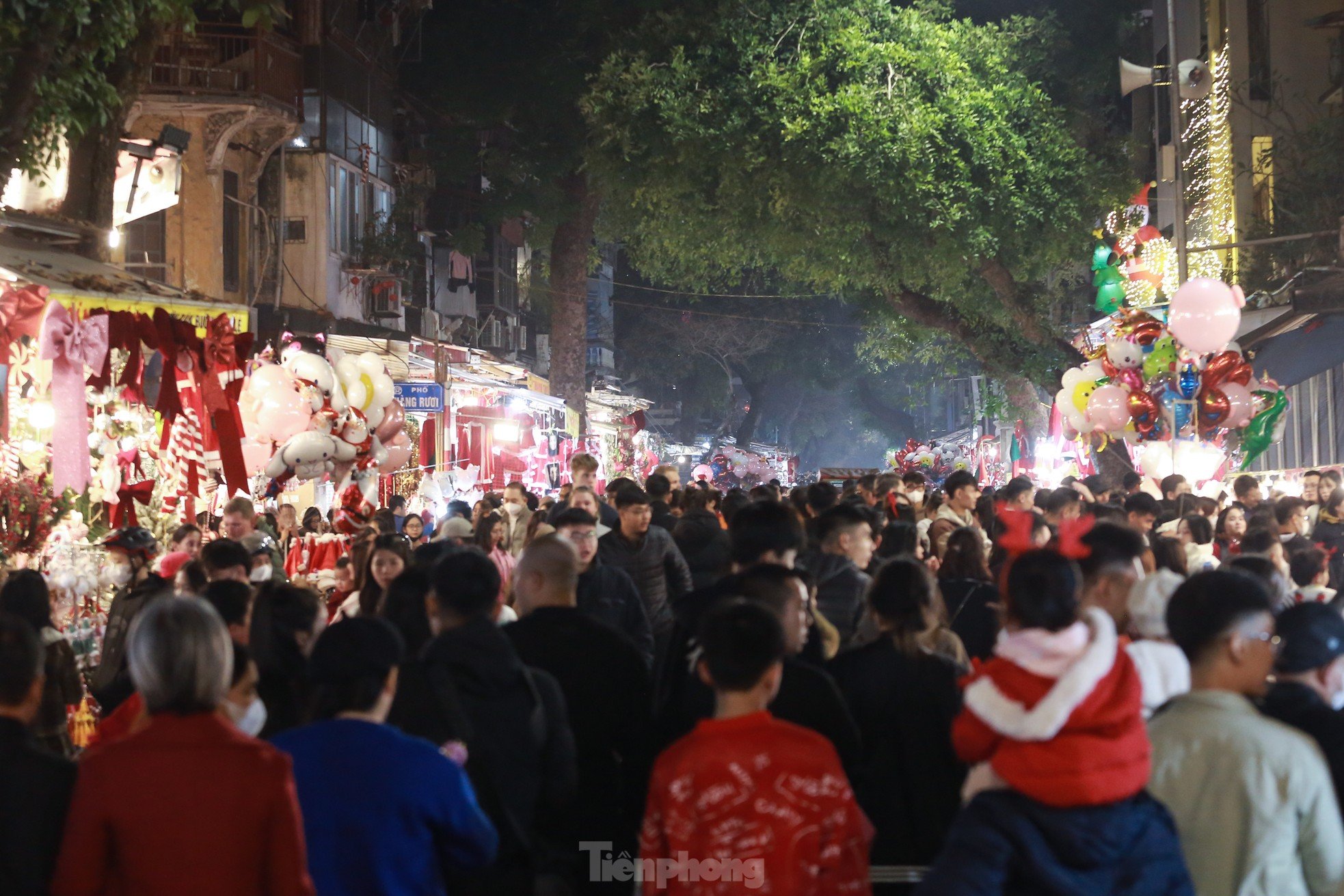 Hanoians jostle on Hang Ma Street, Cathedral welcomes Christmas early photo 9