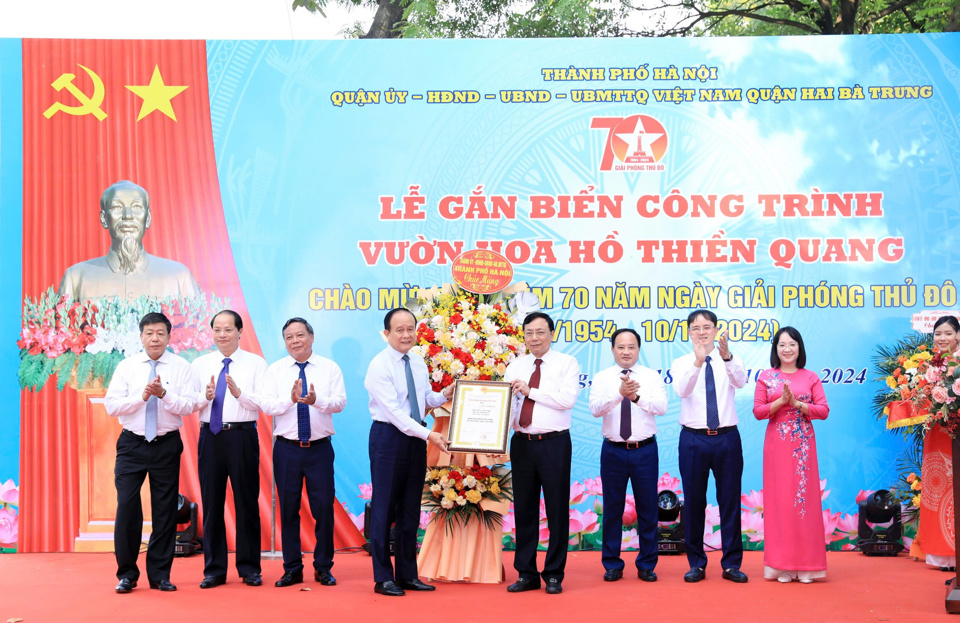 Hanoi City leaders awarded a Certificate to Hai Ba Trung District leaders recognizing the synchronous renovation project around Thien Quang Lake as a project to celebrate the 70th anniversary of the Liberation of the Capital.