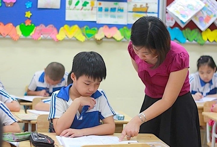 Les enseignants reçoivent des cours supplémentaires en dehors de l’école. (Illustration)