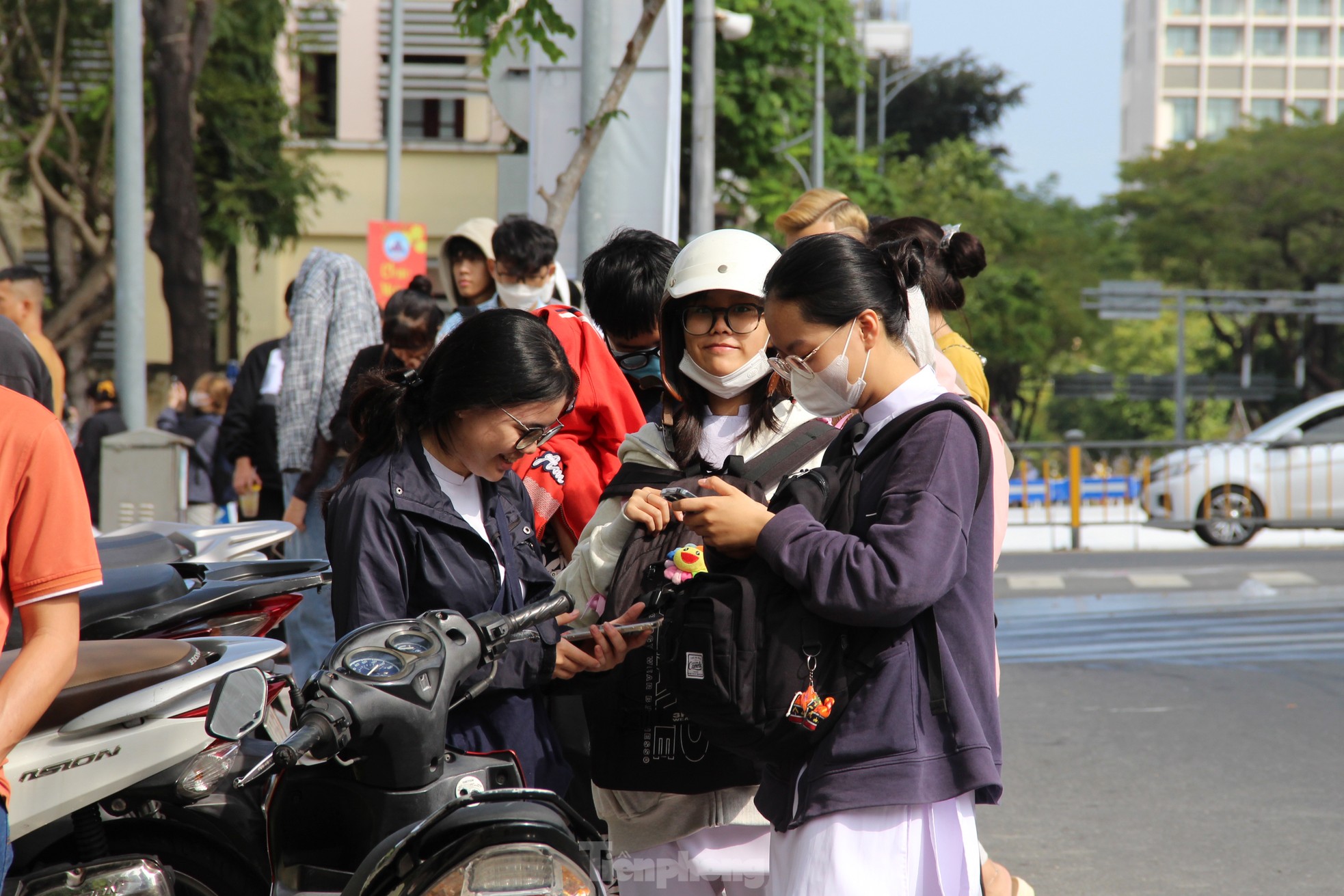 Young people lined up in the sun to buy tickets to see 'Peach, Pho and Piano' photo 8