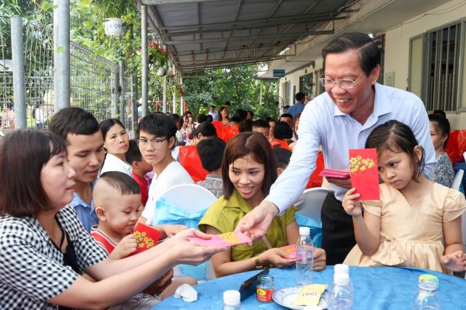 Chủ tịch UBND TP HCM Phan Văn Mãi chúc Tết, lì xì gia đình công nhân ở lại thành phố ăn Tết, ngày 7/2 (28 tháng Chạp). Ảnh: An Phương