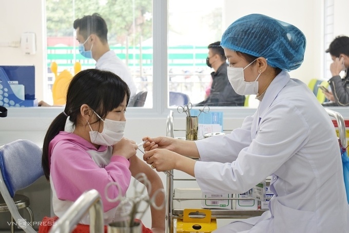 Tiêm vaccine cho trẻ em tại bệnh viện. Ảnh:Chi Lê