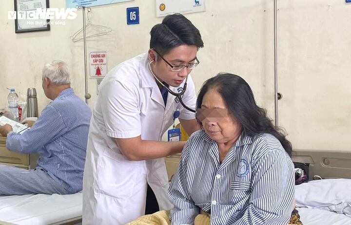 El doctor Nguyen controla la salud de los pacientes tratados por diabetes. (Foto: Préstamo Nhu)