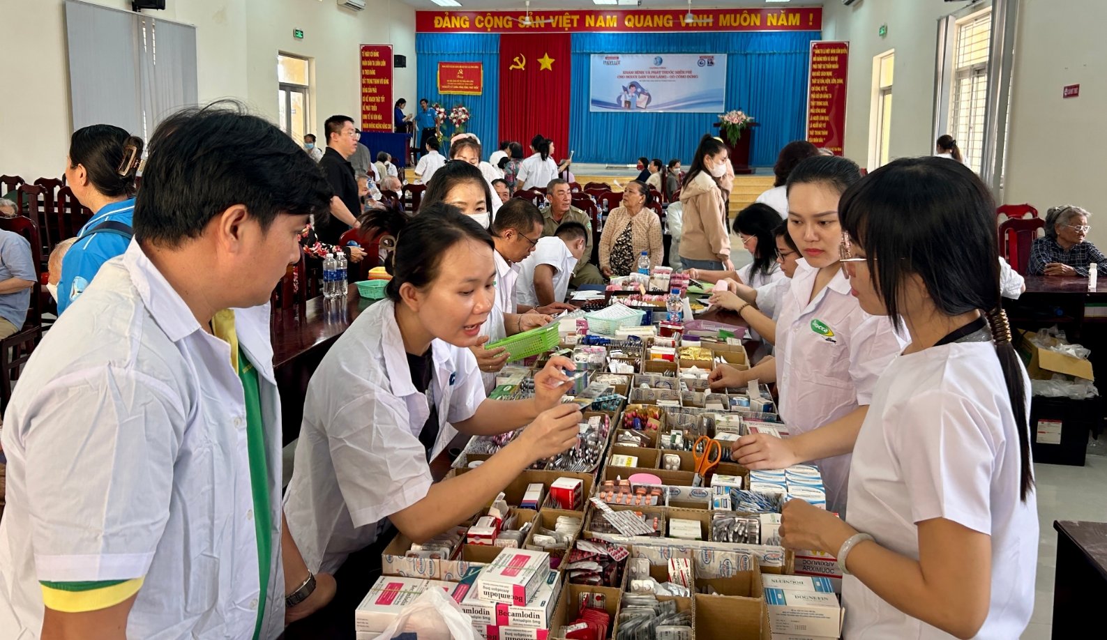 El periódico jurídico de la ciudad de Ho Chi Minh coopera para examinar a 500 personas en el distrito de Go, imagen comunitaria 1